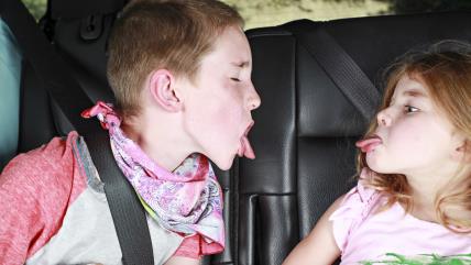 Trik mame da se deca ne svađaju u autu