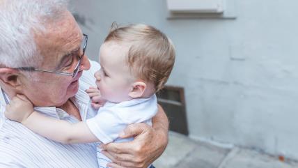 Deda tražio pare za čuvanje unuka