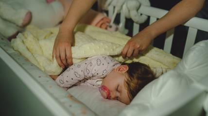 Uspavljivanje plakanjem loše utiče na decu
