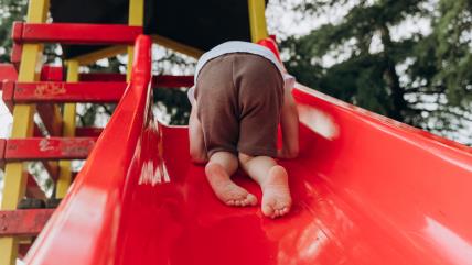 Zašto je dobro da se deca penju uz tobogan