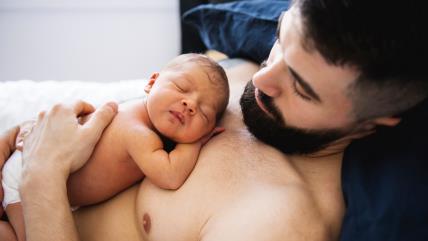 Bebi se promenio polni organ nakon ležanja na tatinim grudima