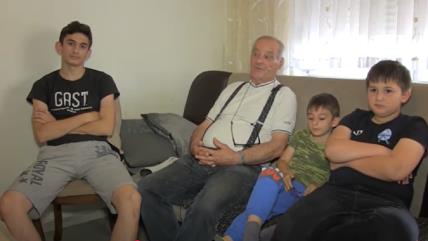 Deda iz Tuzle usvojio 3 unuka da ne bi otišli u Dom