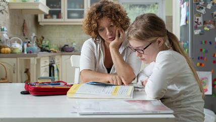 Mama priznala da radi domaće zadatke deci
