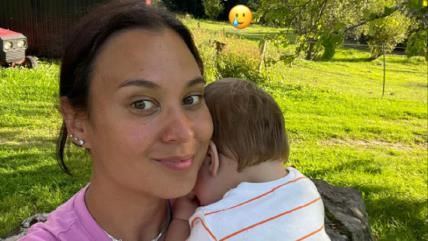 Bebi se krpelj zakačio na trepavice