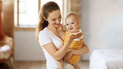 Zašto većina majki nosi bebu na levoj strani