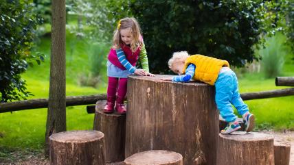 U islandskom vrtiću devojčice slažu trupce