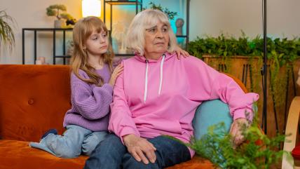 Baku ucenjuju sin i snaja da čuva unuke