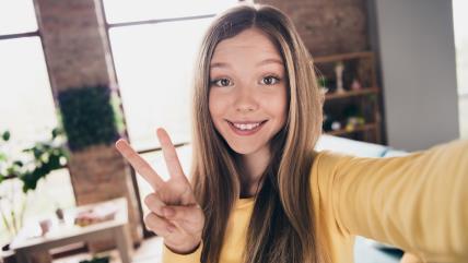 Zašto deca poziraju praveći znak peace