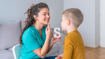 Znaci da detetu treba pomoć logopeda