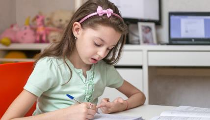 Devojčica za domaći nacrtala tatu kako okreće prase