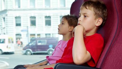 Dečak sedi u autobusu