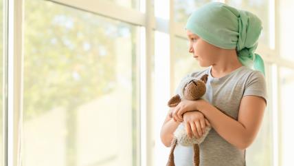 Devojčica obolela od raka gleda kroz prozor