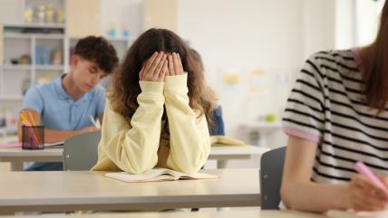 Usamljena i tužna devojčica u školi