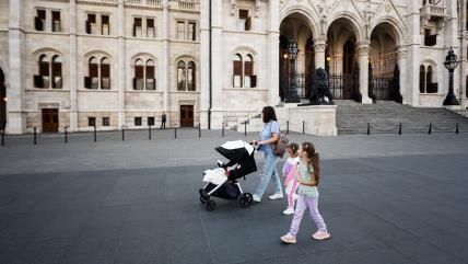 Majka sa decom šeta gradom