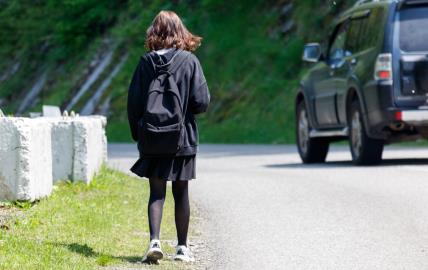 Devojčica sa rancem na leđima hoda sama