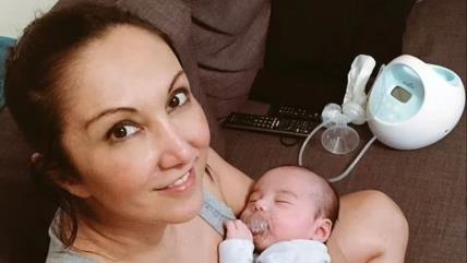 Nilufer drži uspavanu bebu na grudima
