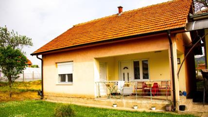 Seoska kuća sa vešom na terasi u Srbiji