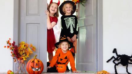 Deca u kostimima za Noć veštica