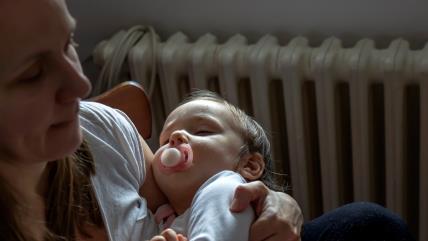 Mama drži uspavanu bebu