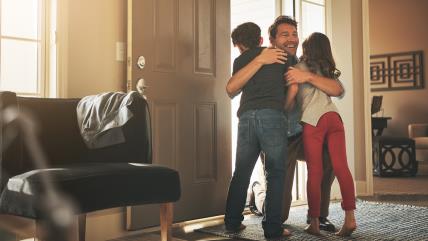 Deca grle tatu koji je ušao u kuću