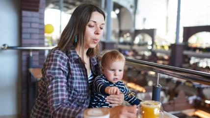 Majka sa detetom u kafiću
