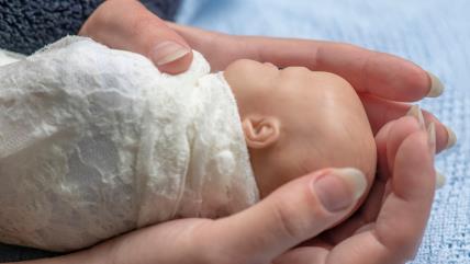 Prevremeno rođena beba u maminim šakama