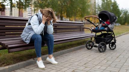Depresivna majka sa bebom napolju