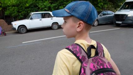 Dečak sam prelazi ulicu