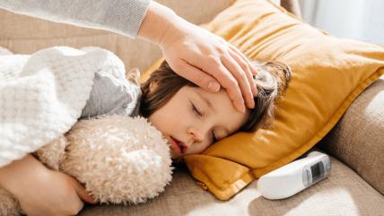 Mama pipa detetu čelo zbog temperature