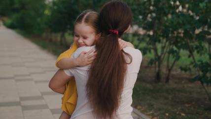 Devojčica u maminom zagrljaju