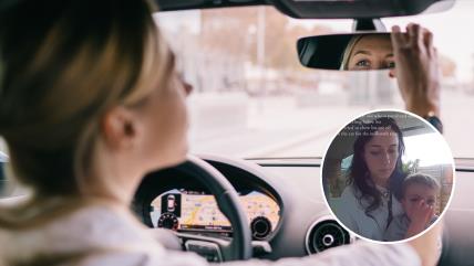 Žena u kolima gleda u retrovizor, mama sa dečakom