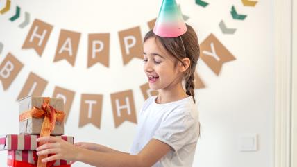 Devojčica sa rođendanskim poklonom