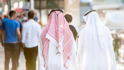 Dvojica Arapina na ulici, slika otpozadi