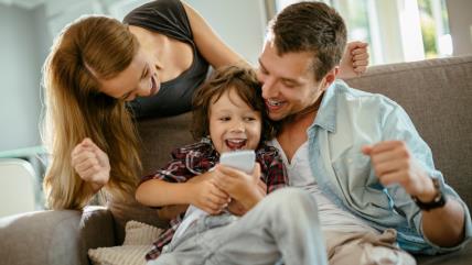 Mama i tata se zabavljaju i smeju sa detetom
