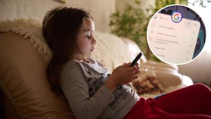 Devojčica koristi mobilni telefon, pretraga na Guglu