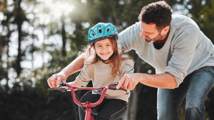 Tata sa devojčicom na biciklu