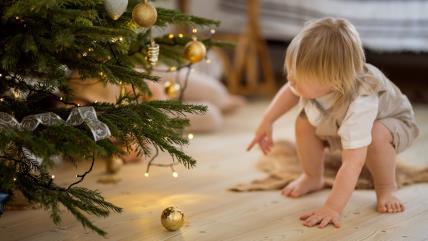 Dete pored novogodišnje jelke