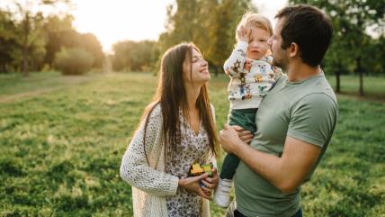 Roditelji sa detetom napolju
