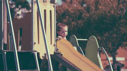 Dečak u parku na toboganu