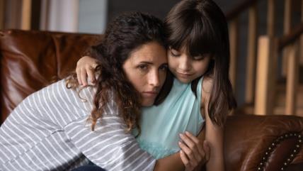 Tužna mama grli ćerku