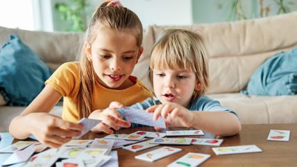 Dečak i devojčica se igraju