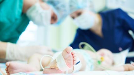 Lekari izvode zahvat na bebi