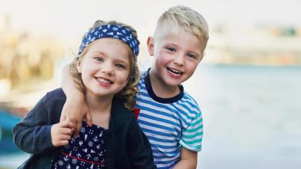 Dečak i devojčica zagrljeni