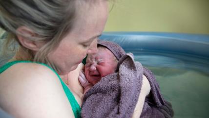 Mama sa bebom nakon porođaja