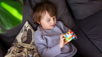 Dete sa Rubikovom kockom