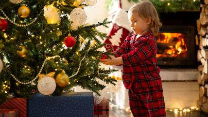 Dete pored novogodišnje jelke
