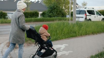 Mama šeta dete u kolicima