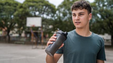 Tinejdžer pije proteinski napitak