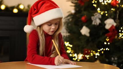Devojčica piše pismo Deda Mrazu