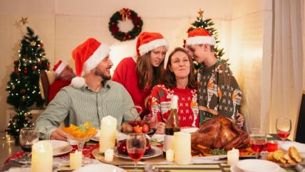 Porodica za prazničnom trpezom